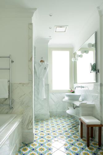 Superior Double or Twin Room with Sea View image 2