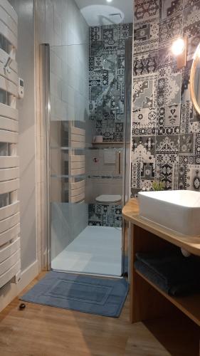 浴室, La Levriere d'Arc les Gray Chambre D'hotes in 第戎