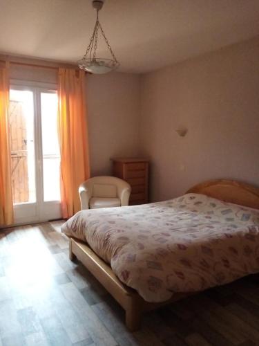 chambre double en maison de campagne gîte à louer Forêt de Montaigut