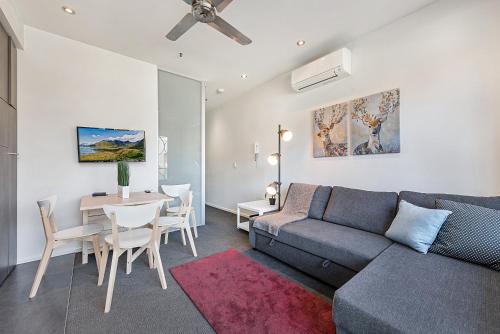 2-Bed Unit with Balcony near St Kilda Beach