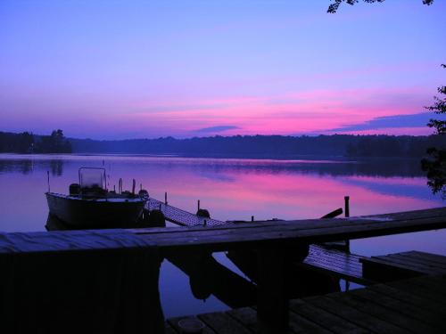 Cabin Deck House - Formidable Cabin in Laurel Island - Lake Hayward, CT