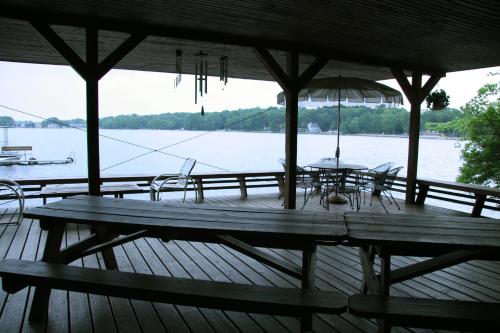 Cabin Deck House - Formidable Cabin in Laurel Island