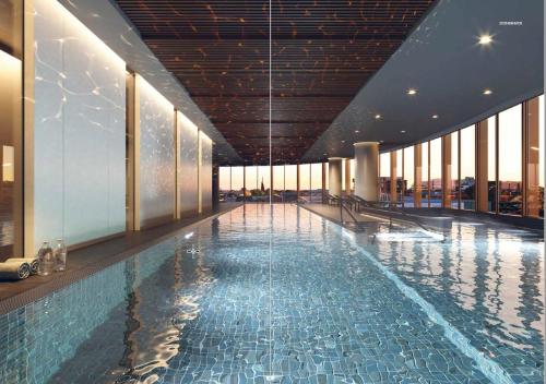 Chic High-Rise Unit with Balcony, City Views, Gym, Pool and Parking