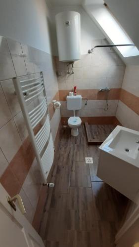 Bathroom, Alom Apartman in Hajduszoboszlo