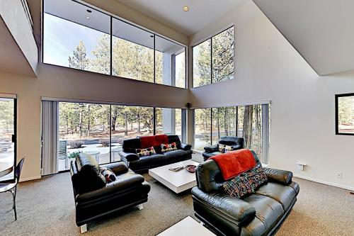 Streamline Moderne Estate with Private Hot Tub home - image 2