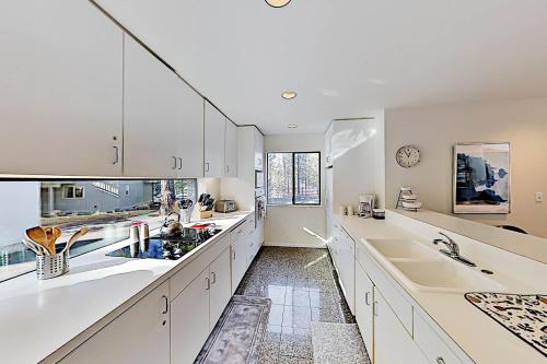 Streamline Moderne Estate with Private Hot Tub home - image 4