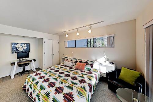 Streamline Moderne Estate with Private Hot Tub home - image 6