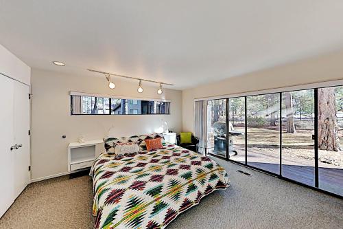 Streamline Moderne Estate with Private Hot Tub home - image 7