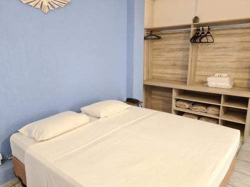 1 queen bed, 3 twin beds