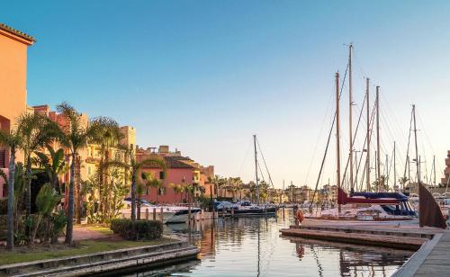 附近景點, 帕特里夏酒店 (Hotel Patricia) in 托雷古亞迪亞羅