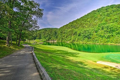 Branson West Cabin with Pool Access and Golfing