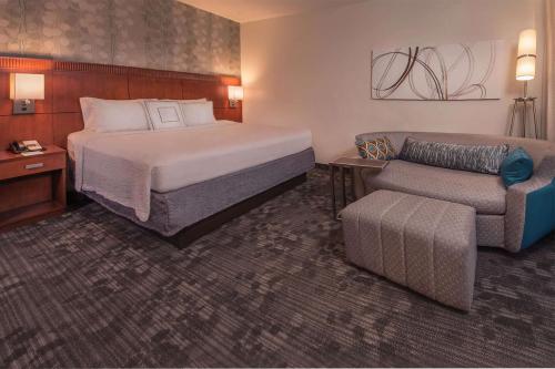 Sonesta Select Arlington Rosslyn Room Type - Guestroom King with Sofabed