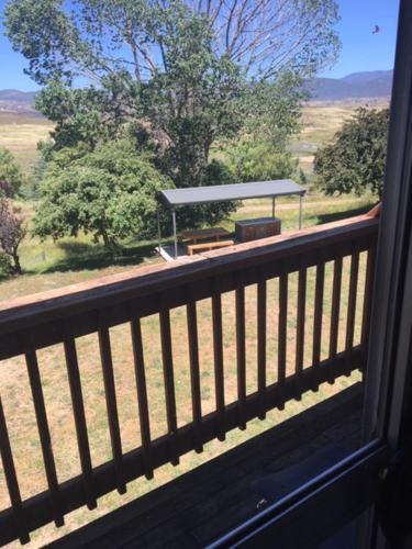 Siesta Villa Stop at Siesta Villa to discover the wonders of Jindabyne. The hotel has everything you need for a comfortable stay. Take advantage of the hotels free Wi-Fi in all rooms, car park, family room, resta