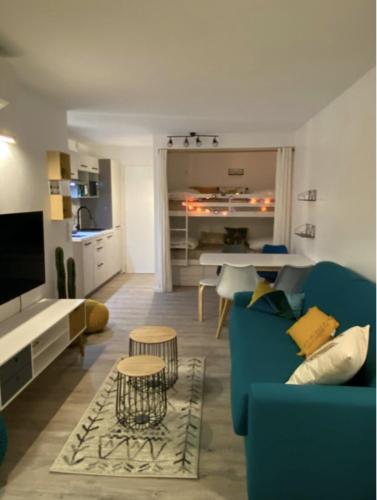 Flat with SWIMMING POOL close to the beach - image 9