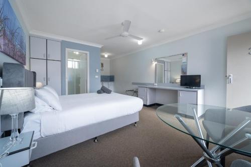Beach Motel Woolgoolga Beach Motel Woolgoolga is perfectly located for both business and leisure guests in Coffs Harbour. The hotel offers guests a range of services and amenities designed to provide comfort and convenience