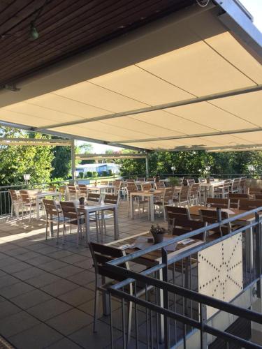 餐廳, Lug ins Land Restaurant & Ferienwohnungen in 班德柏玲根