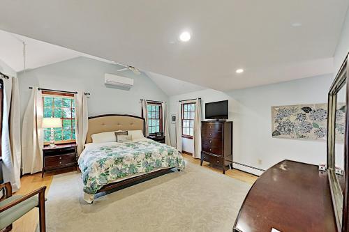 Lovely Retreat with Private Pond Access & Large Deck home - image 7