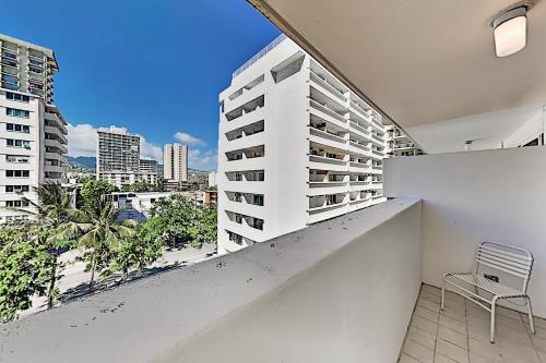 Kuhio Village - Studio with Balcony - 2 Blocks to Beach Hotel Room - image 3