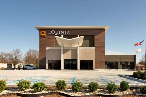 La Quinta Inn & Suites by Wyndham St Louis Route 66 in Saint Louis, USA