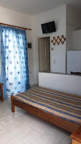 1 double bed, 1 twin bed