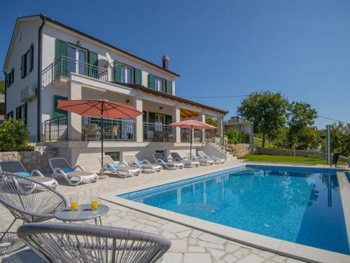 Luxury villa with heated Pool