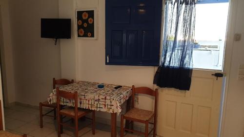 1 double bed, 2 twin beds