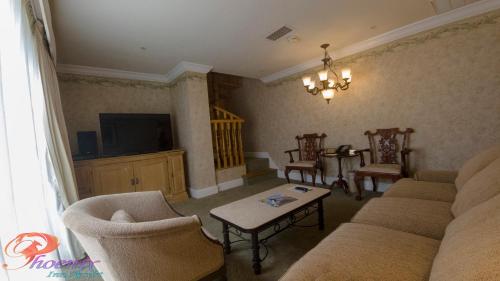 Phoenix Inn Resort - image 3