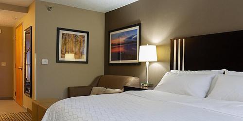 Holiday Inn Express & Suites Hayward, an IHG Hotel