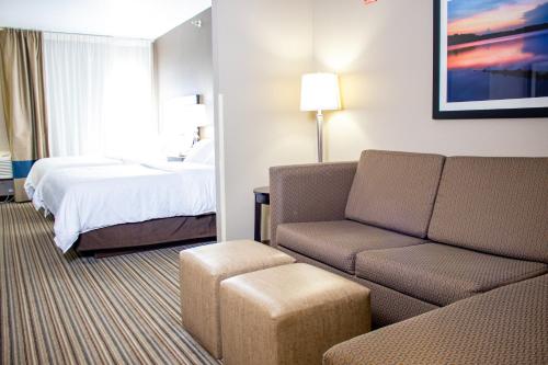 Holiday Inn Express & Suites Hayward, an IHG Hotel