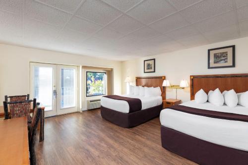 River Terrace Resort & Convention Center Room Type - Signature Queen Guestroom