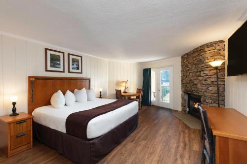 River Terrace Resort & Convention Center Room Type - River View Signature King Guestroom
