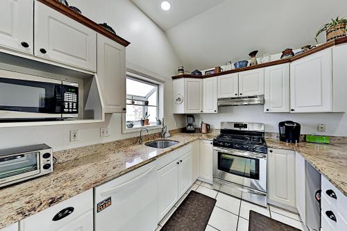 Modern Farmhouse Cottage - Walk to State Park home - image 7