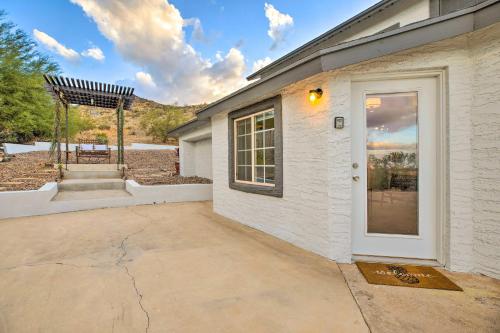 11 Mi to Dtwn Phoenix! Mtn-View Retreat with Hot Tub in Laveen