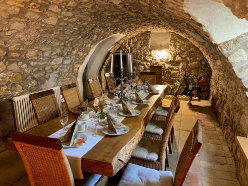 Étterem, Geibelhof - Apartments in mediterraner Hofreite nahe Frankfurt am Main in Karben