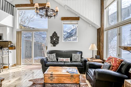 Double Diamond Ski-in/Ski-out Chalet photo 4
