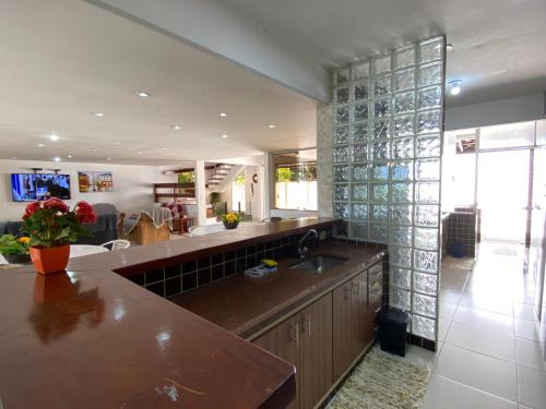 Magnifica casa pe na areia 4 suites c/ ar e piscina in Praia do Lazaro