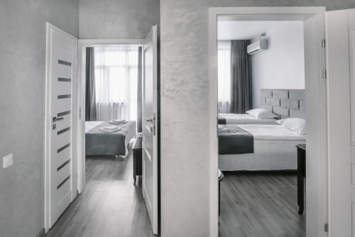 1 queen bed, 2 twin beds