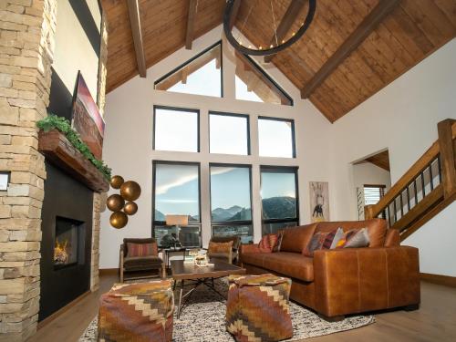 Beautiful Views! Jacuzzi, Indoor Outdoor Fireplace, Steps to Lake Estes image