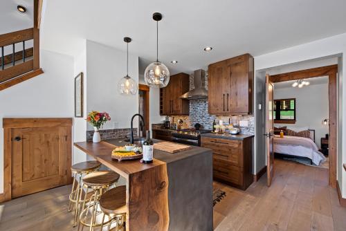 Cozy & Relaxing - Steps to Lake Estes Indoor and Outdoor Fireplace Close to it all! - image 2