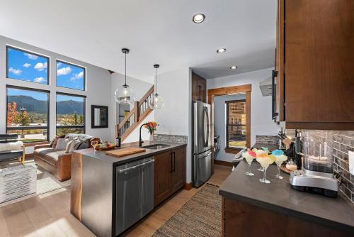 Cozy & Relaxing - Steps to Lake Estes Indoor and Outdoor Fireplace Close to it all! - image 3