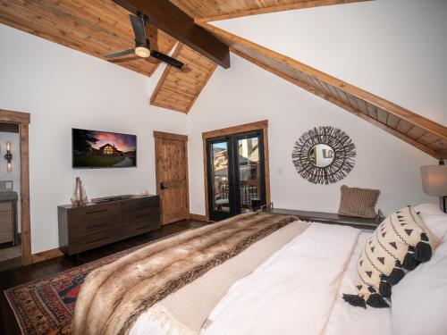 Lake Estes Getaway - Indoor/Outdoor Fireplace Private Jacuzzi Views! - image 7
