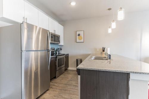 Vibrant Close to UH Apartment with Pool
