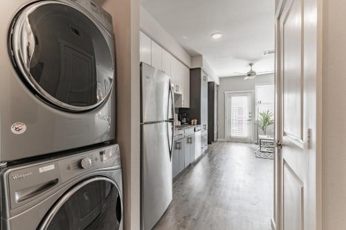 Peaceful Suite with Full Amenities and UH Nearby