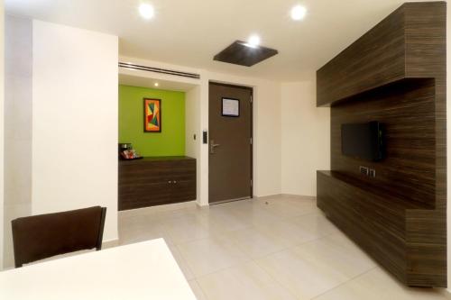 286350118 Holiday Inn Express Mexico Aeropuerto by IHG