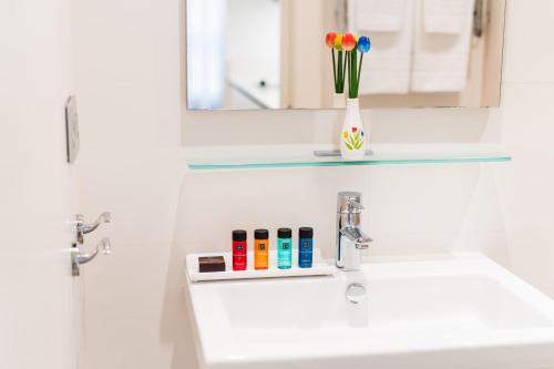 Debambu Larios - image 9