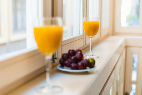 Debambu Larios - image 3