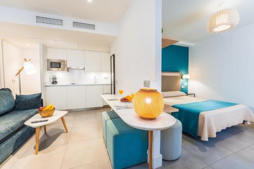 Debambu Larios - image 7