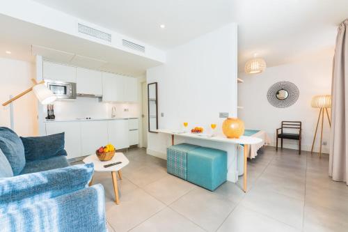 Debambu Larios - image 6