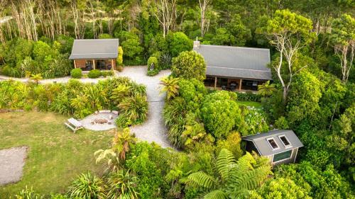 B&B Barrytown - Paparoa Beach Hideaway with Hot Tub - Bed and Breakfast Barrytown