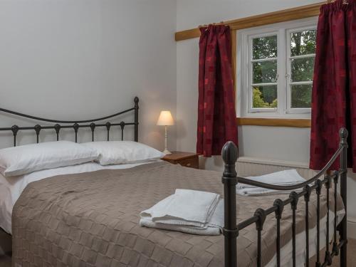 Vicarage Cottage - image 11